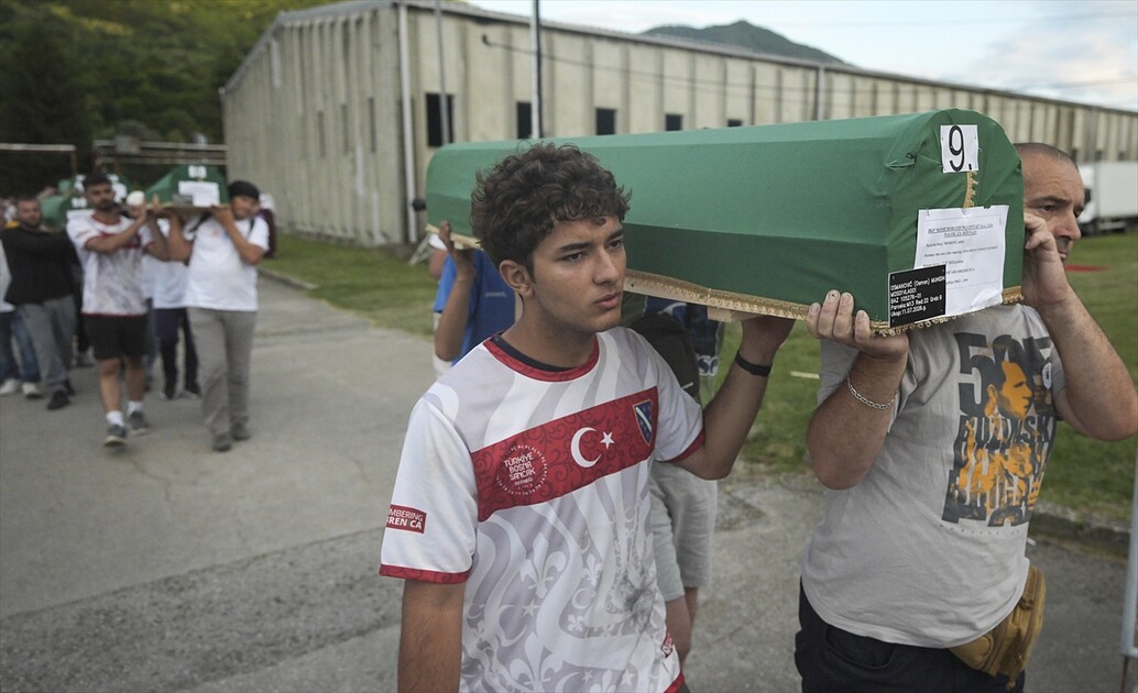 Srebrenitsa'daki soykırım kurbanlarından 10'unun cenazesi defnedilecekleri anıt mezarlığa taşındı