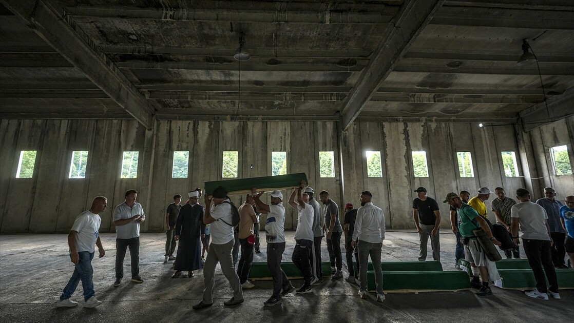 Srebrenitsa'daki soykırım kurbanlarından 10'unun cenazesi defnedilecekleri anıt mezarlığa taşındı