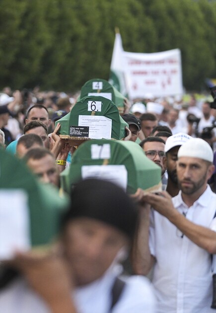 Srebrenitsa'daki soykırım kurbanlarından 10'unun cenazesi defnedilecekleri anıt mezarlığa taşındı