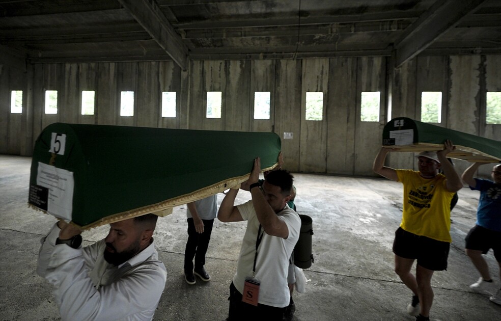 Srebrenitsa'daki soykırım kurbanlarından 10'unun cenazesi defnedilecekleri anıt mezarlığa taşındı