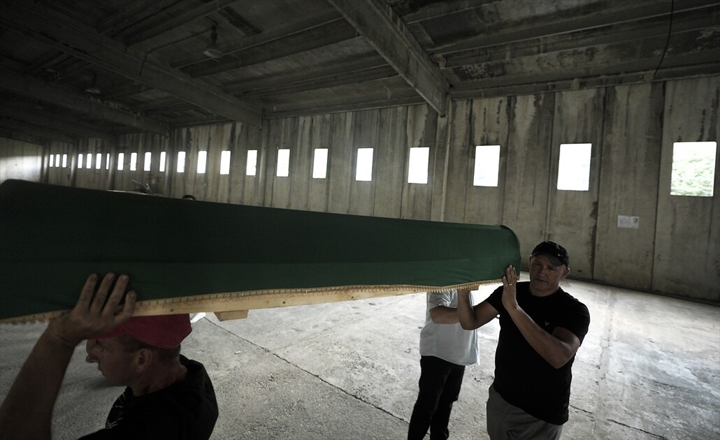 Srebrenitsa'daki soykırım kurbanlarından 10'unun cenazesi defnedilecekleri anıt mezarlığa taşındı