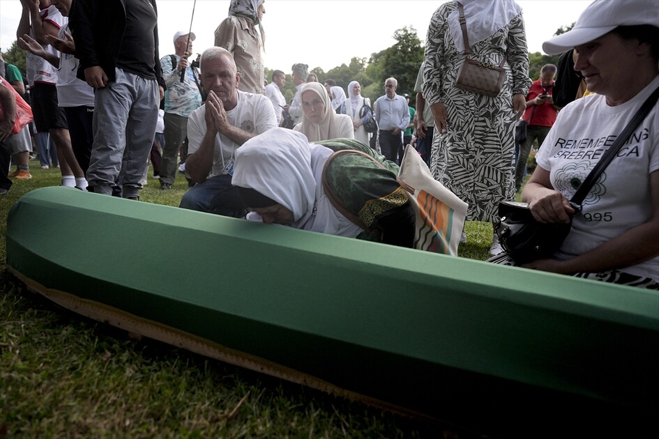 Srebrenitsa'daki soykırım kurbanlarından 10'unun cenazesi defnedilecekleri anıt mezarlığa taşındı