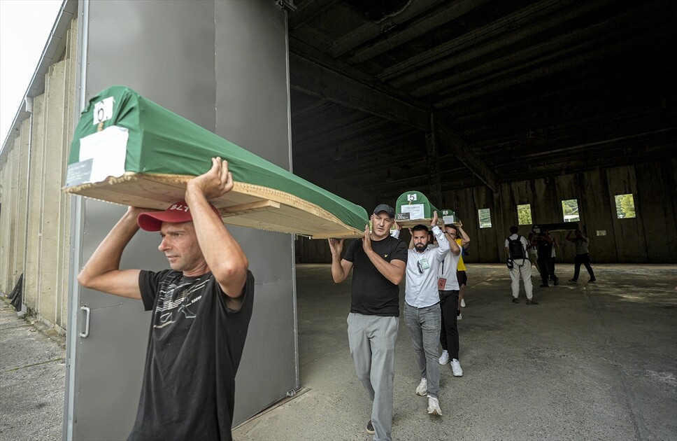 Srebrenitsa'daki soykırım kurbanlarından 10'unun cenazesi defnedilecekleri anıt mezarlığa taşındı