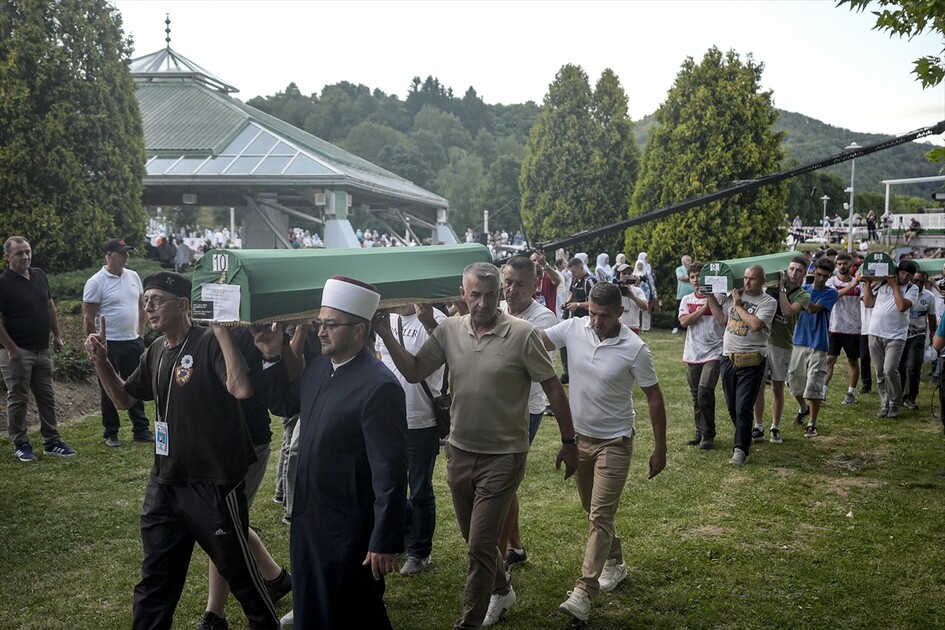 Srebrenitsa'daki soykırım kurbanlarından 10'unun cenazesi defnedilecekleri anıt mezarlığa taşındı