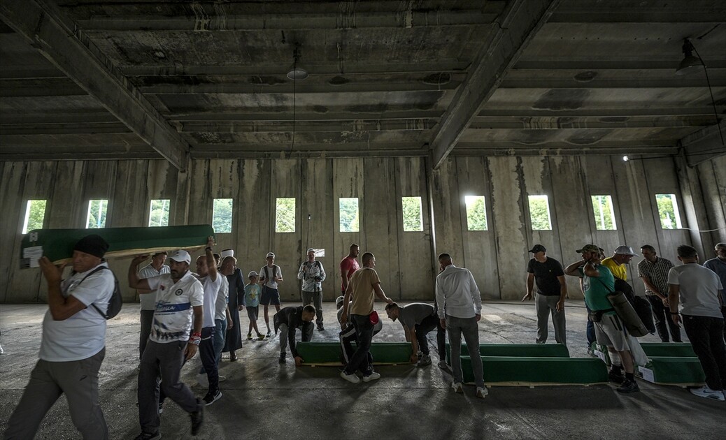 Srebrenitsa'daki soykırım kurbanlarından 10'unun cenazesi defnedilecekleri anıt mezarlığa taşındı