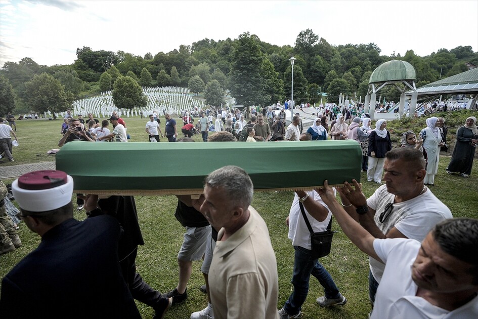 Srebrenitsa'daki soykırım kurbanlarından 10'unun cenazesi defnedilecekleri anıt mezarlığa taşındı