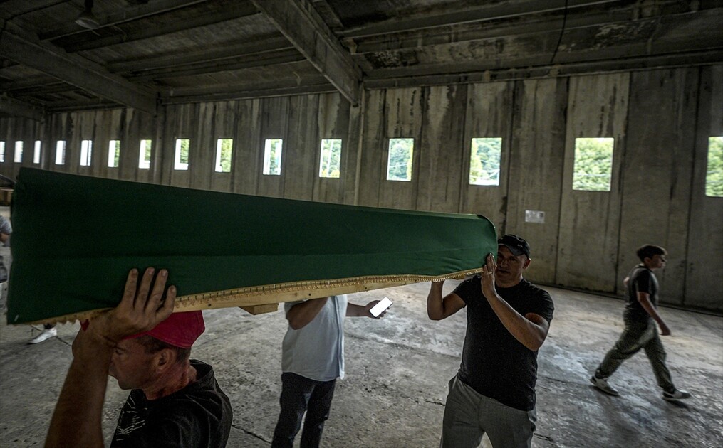 Srebrenitsa'daki soykırım kurbanlarından 10'unun cenazesi defnedilecekleri anıt mezarlığa taşındı