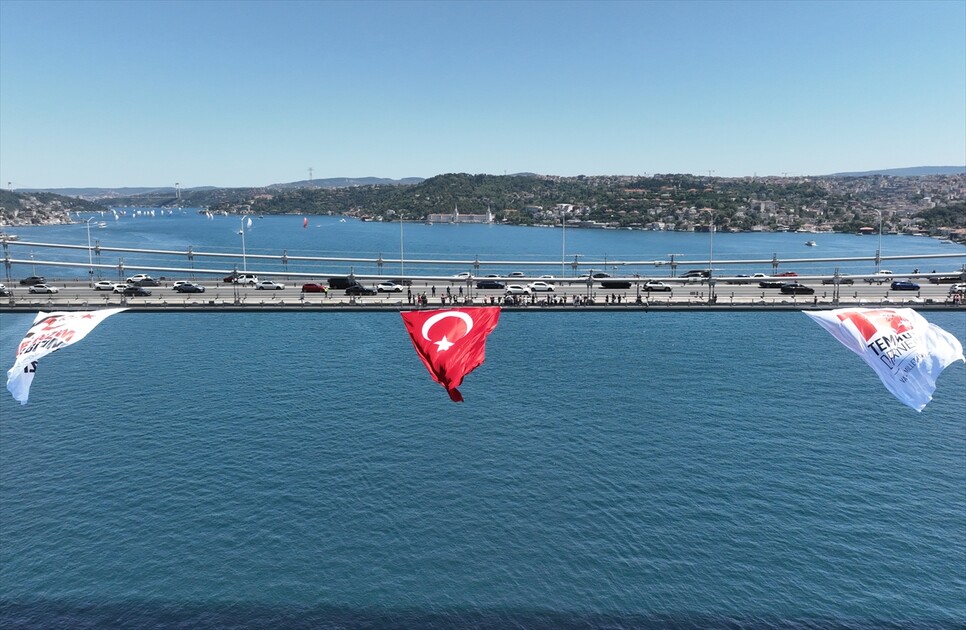 15 Temmuz Şehitler Köprüsü'ne Türk bayrağı asıldı