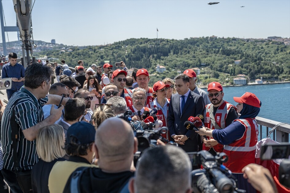 15 Temmuz Şehitler Köprüsü'ne Türk bayrağı asıldı