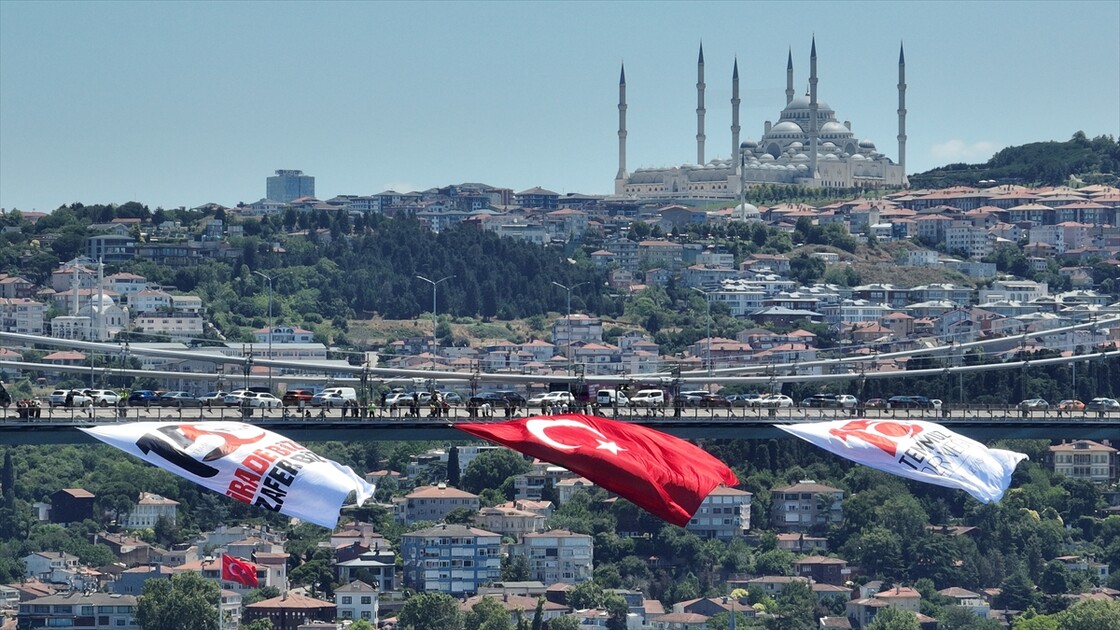 15 Temmuz Şehitler Köprüsü'ne Türk bayrağı asıldı