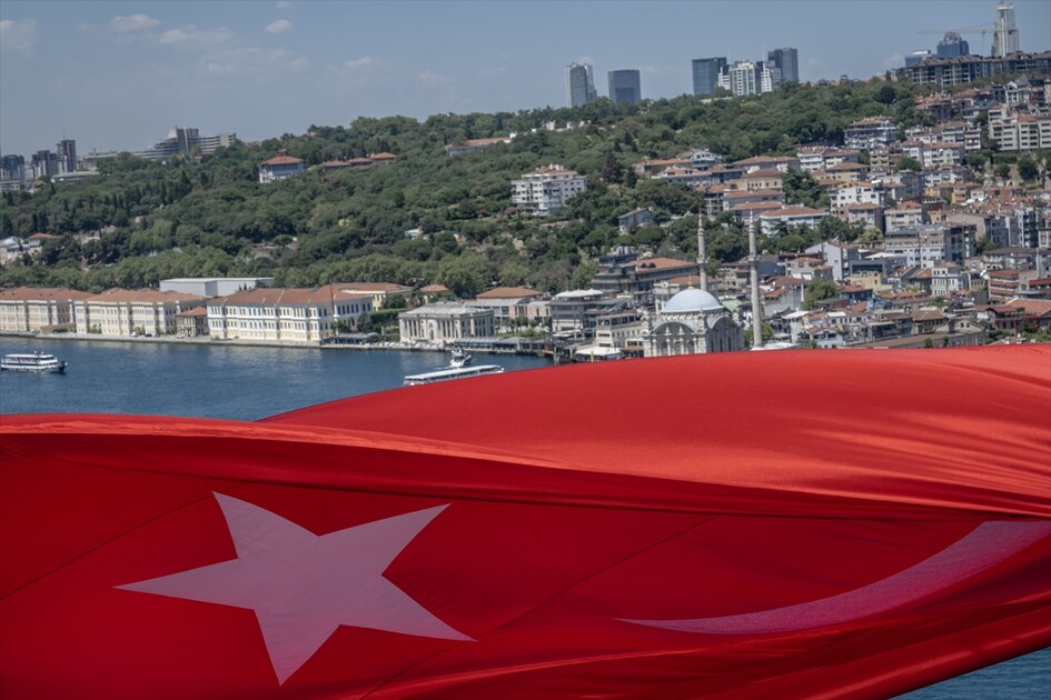 15 Temmuz Şehitler Köprüsü'ne Türk bayrağı asıldı
