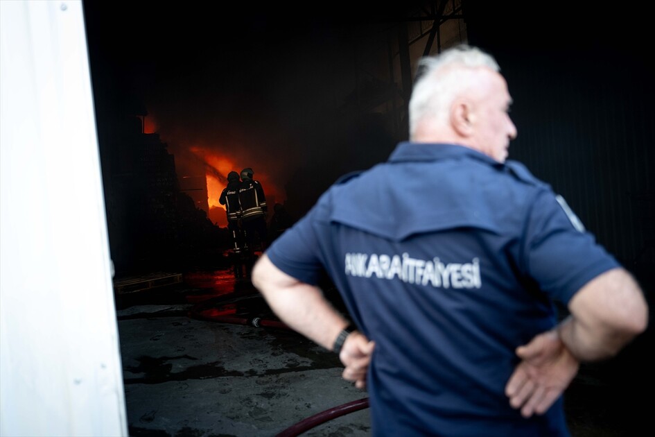 Başkentte depoda çıkan yangına müdahale ediliyor
