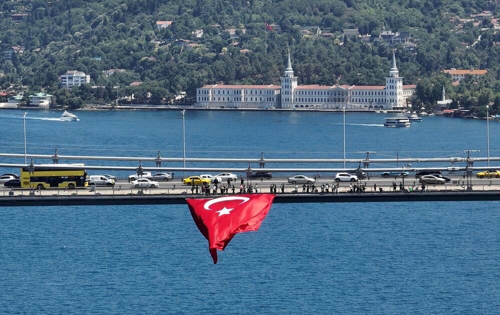 15 Temmuz Şehitler Köprüsü'ne Türk bayrağı asıldı