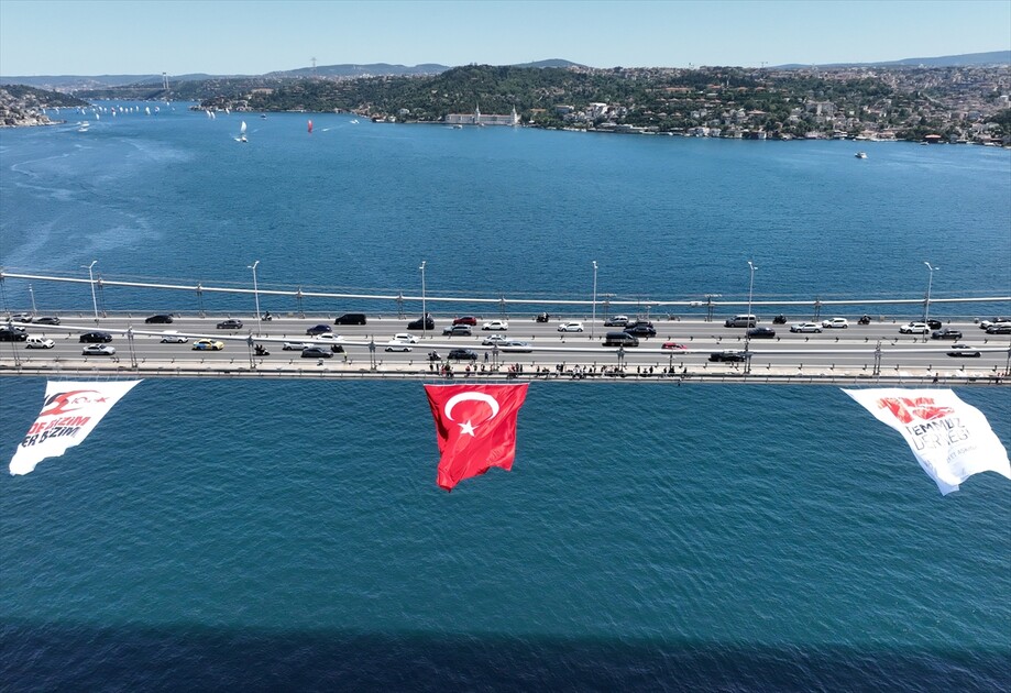 15 Temmuz Şehitler Köprüsü'ne Türk bayrağı asıldı