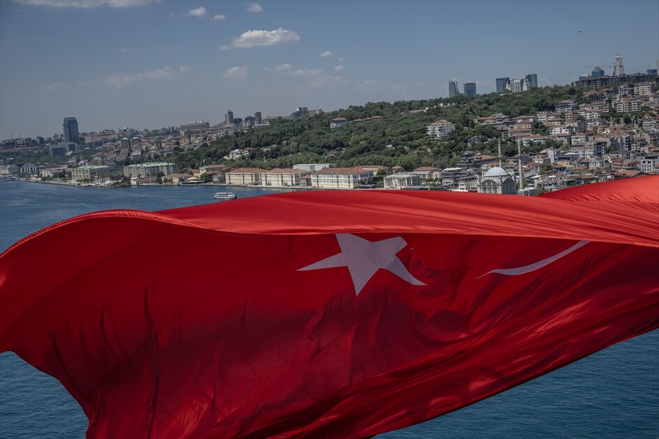 15 Temmuz Şehitler Köprüsü'ne Türk bayrağı asıldı
