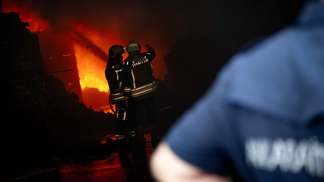 Başkentte depoda çıkan yangına müdahale ediliyor
