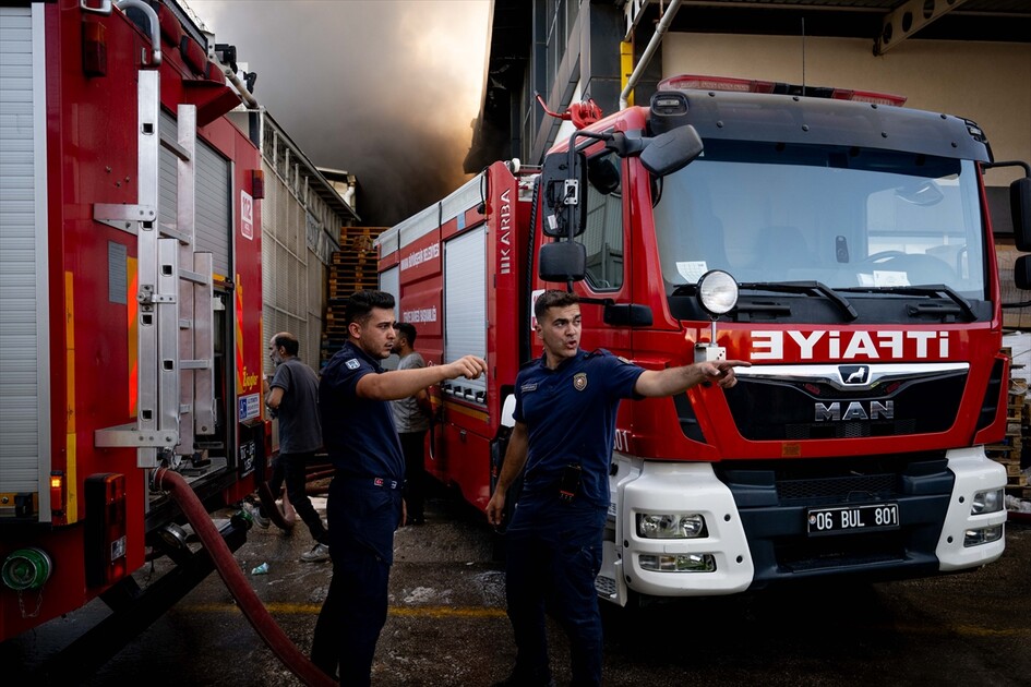 Başkentte depoda çıkan yangına müdahale ediliyor