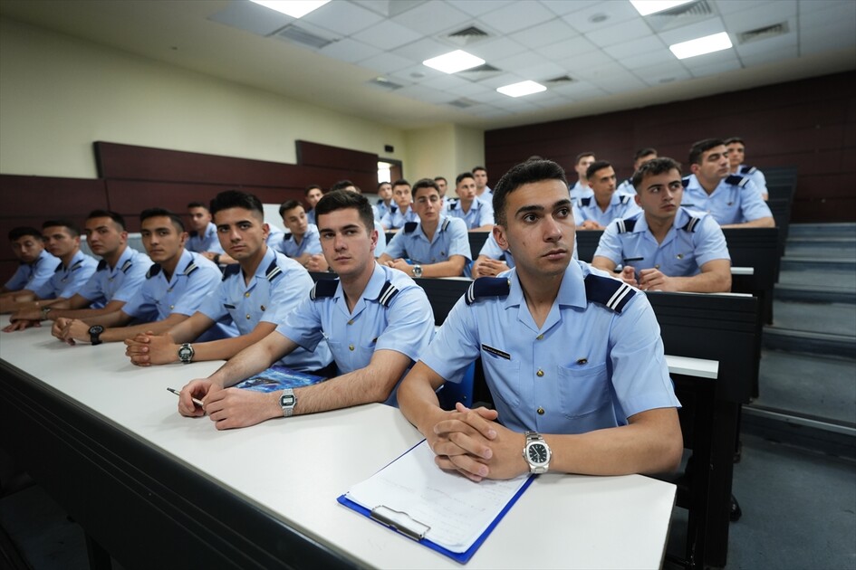 Hava Harp Okulu'nda geleceğin pilotları çok yönlü eğitimle yetişiyor