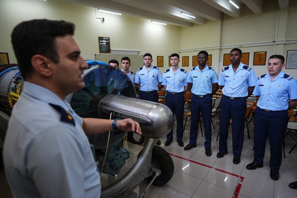 Hava Harp Okulu'nda geleceğin pilotları çok yönlü eğitimle yetişiyor
