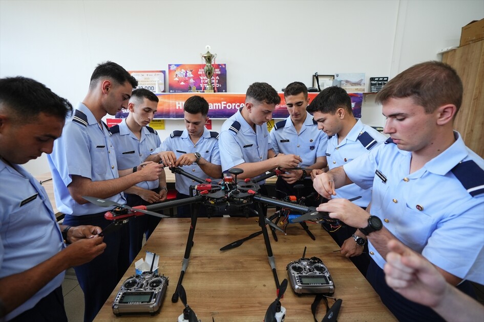 Hava Harp Okulu'nda geleceğin pilotları çok yönlü eğitimle yetişiyor