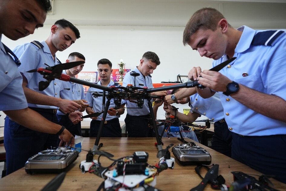 Hava Harp Okulu'nda geleceğin pilotları çok yönlü eğitimle yetişiyor