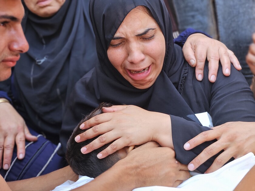 İsrail saldırısında hayatını kaybeden 9 yaşındaki Filistinli çocuk son yolculuğuna uğurlandı