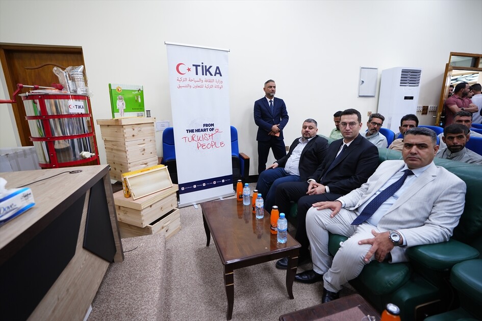 ئاژانسی تیکای تورکیا یارمەتی پێشکەش بە ٢٠٠ ھەنگەوانی عێراقی لە ئەنبار کرد