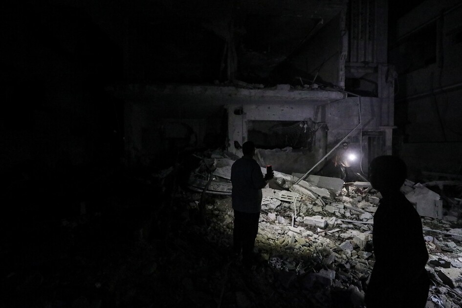 قصف إسرائيلي يدمر 3 منازل ويصيب فلسطينيين اثنين وسط غزة