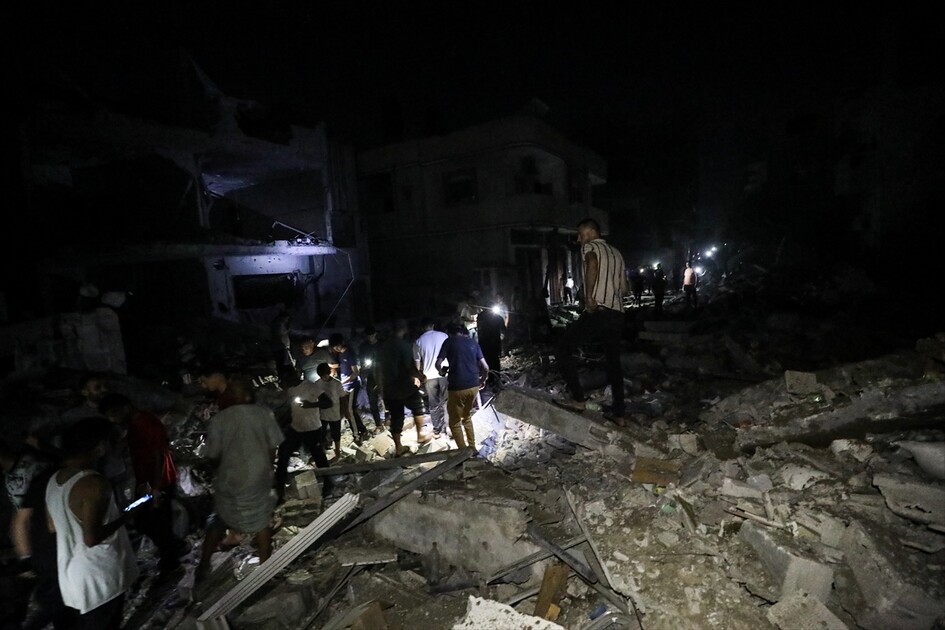 قصف إسرائيلي يدمر 3 منازل ويصيب فلسطينيين اثنين وسط غزة