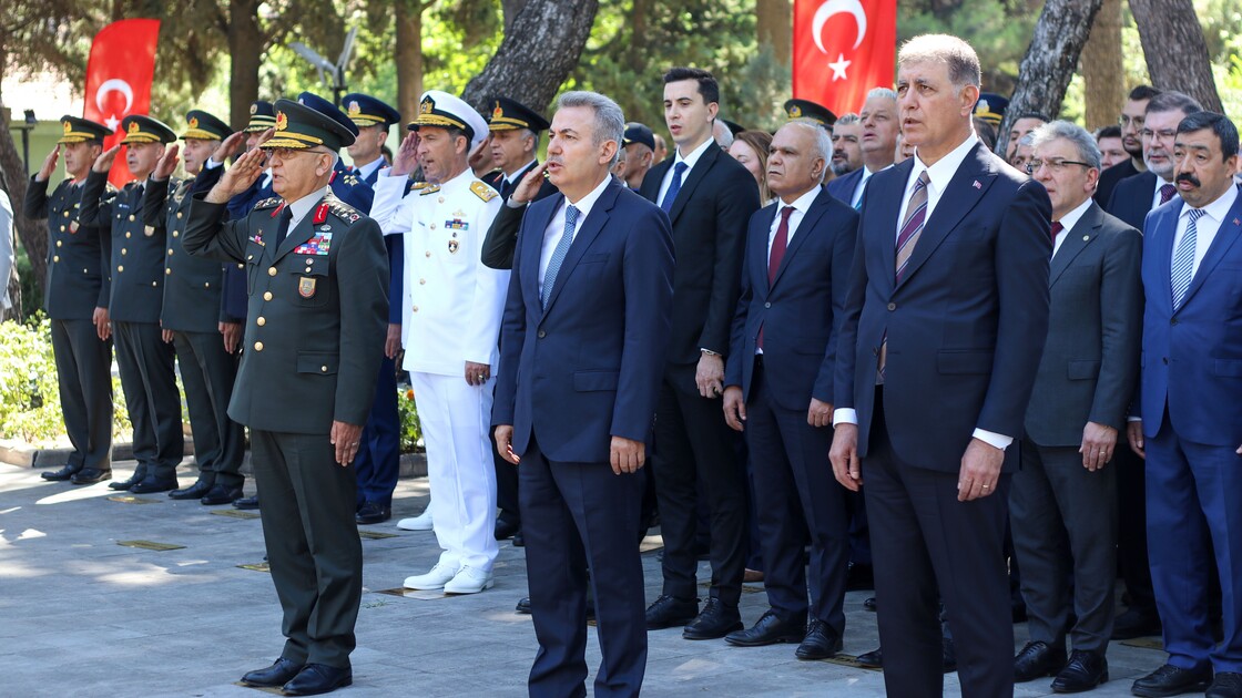 İzmir'de 15 Temmuz Demokrasi ve Milli Birlik Günü dolayısıyla şehitler anıldı