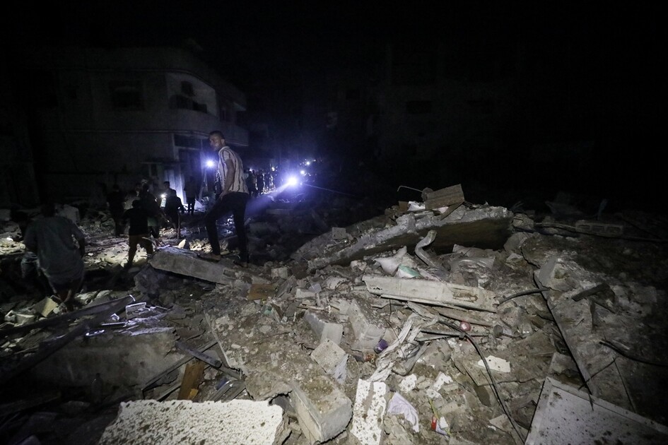 قصف إسرائيلي يدمر 3 منازل ويصيب فلسطينيين اثنين وسط غزة