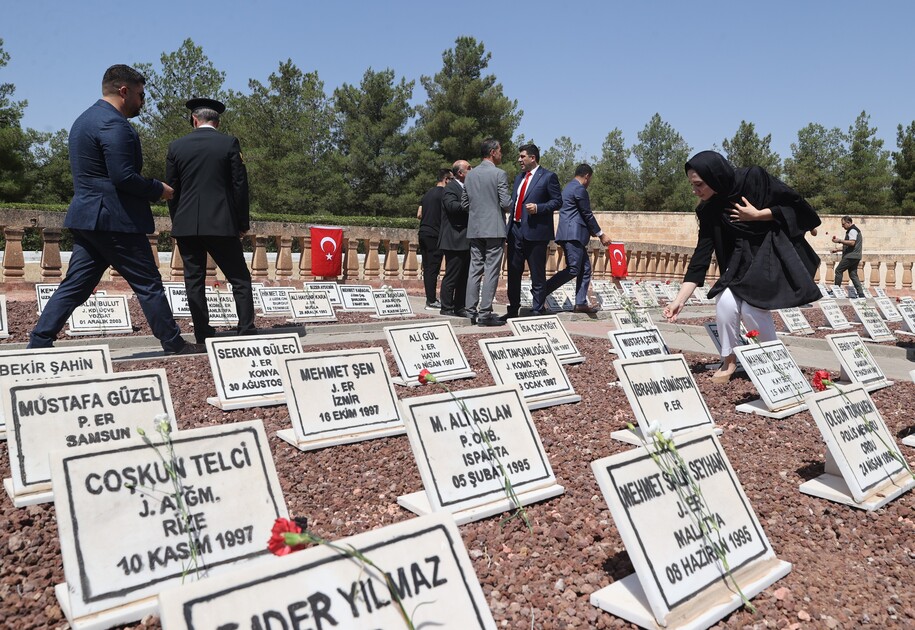 Doğu'da 15 Temmuz Demokrasi ve Milli Birlik Günü dolayısıyla şehitlikler ziyaret edildi