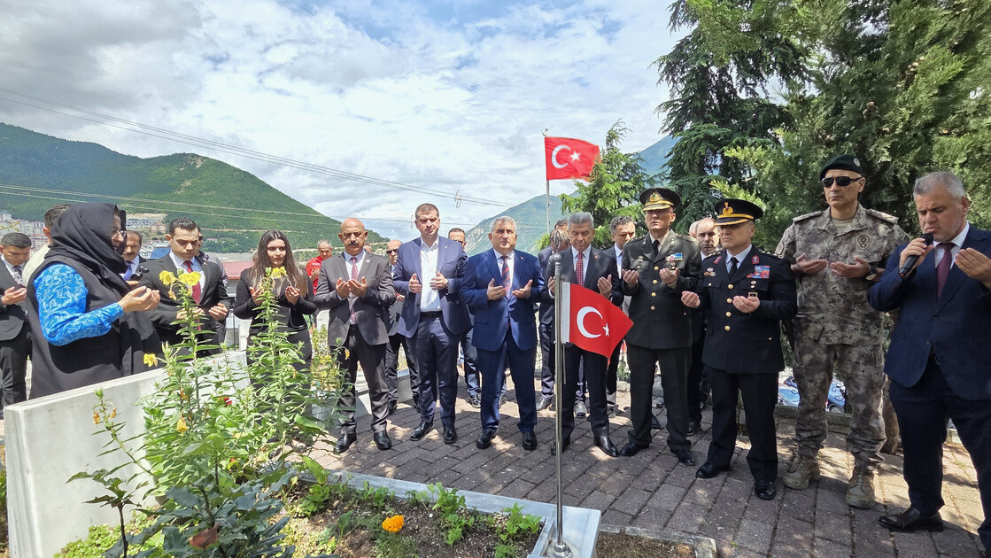 Artvin'de 15 Temmuz Demokrasi ve Milli Birlik Günü dolayısıyla şehitler anıldı