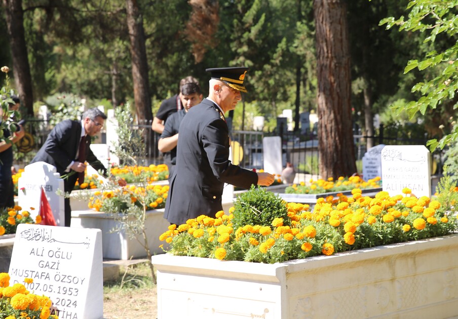 Denizli'de 15 Temmuz Demokrasi ve Milli Birlik Günü dolayısıyla şehitler anıldı