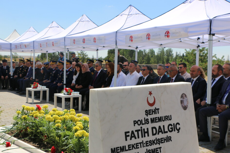 Eskişehir'de 15 Temmuz şehidi polis Fatih Dalgıç kabri başında anıldı