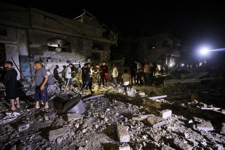 قصف إسرائيلي يدمر 3 منازل ويصيب فلسطينيين اثنين وسط غزة
