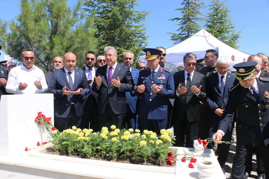 Eskişehir'de 15 Temmuz şehidi polis Fatih Dalgıç kabri başında anıldı