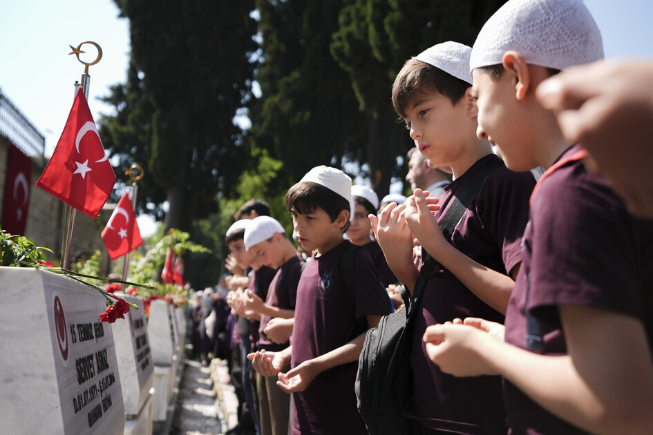 15 Temmuz'un 10. yılında Edirnekapı Şehitliği ziyaretçi akınına uğradı
