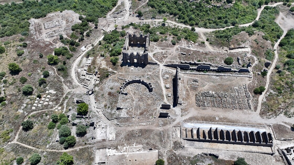 Aspendos'un yaklaşık 2 bin yıllık ana caddesi yeniden hayat buldu