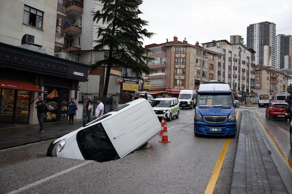 Başkentte bir otomobil sağanak nedeniyle çöken yola düştü