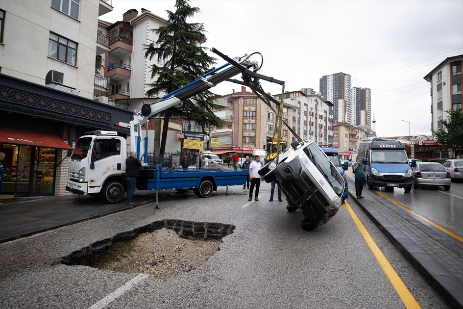 Başkentte bir otomobil sağanak nedeniyle çöken yola düştü