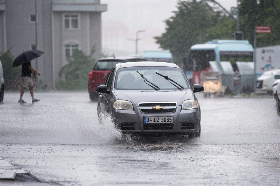 İstanbul'un bazı bölgelerinde sağanak etkili oldu