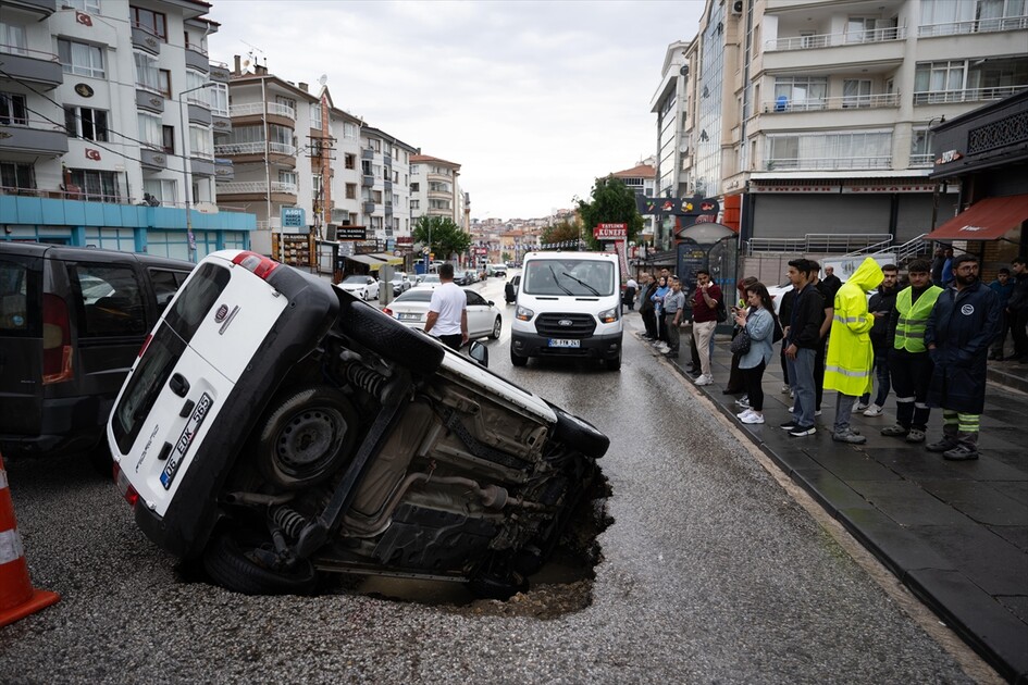 Başkentte bir otomobil sağanak nedeniyle çöken yola düştü