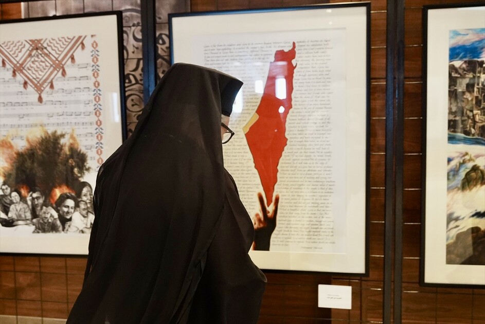 من لندن إلى رام الله.. ريشة تركية تستحضر محمود درويش وغزة في معرض فني