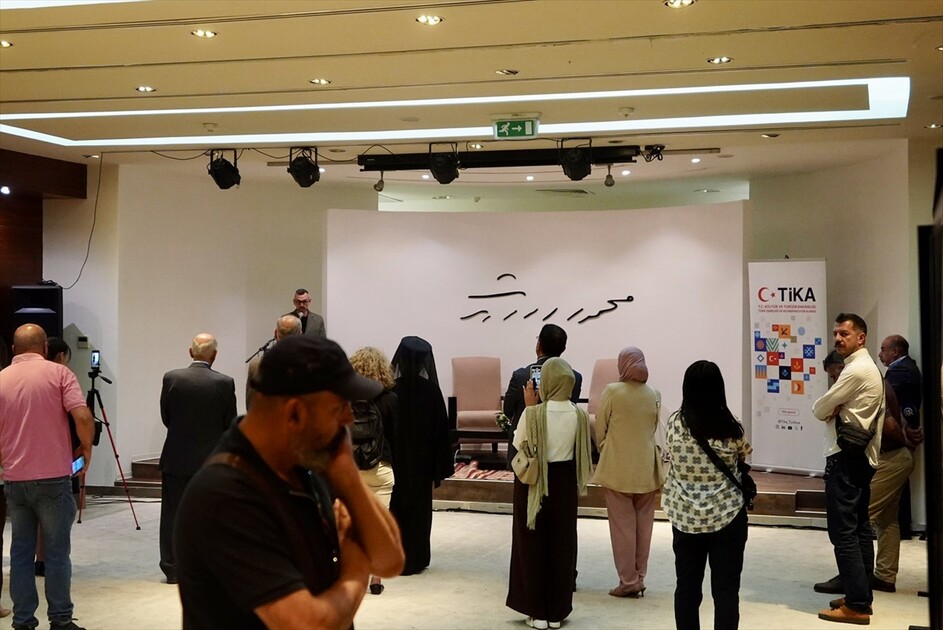 من لندن إلى رام الله.. ريشة تركية تستحضر محمود درويش وغزة في معرض فني