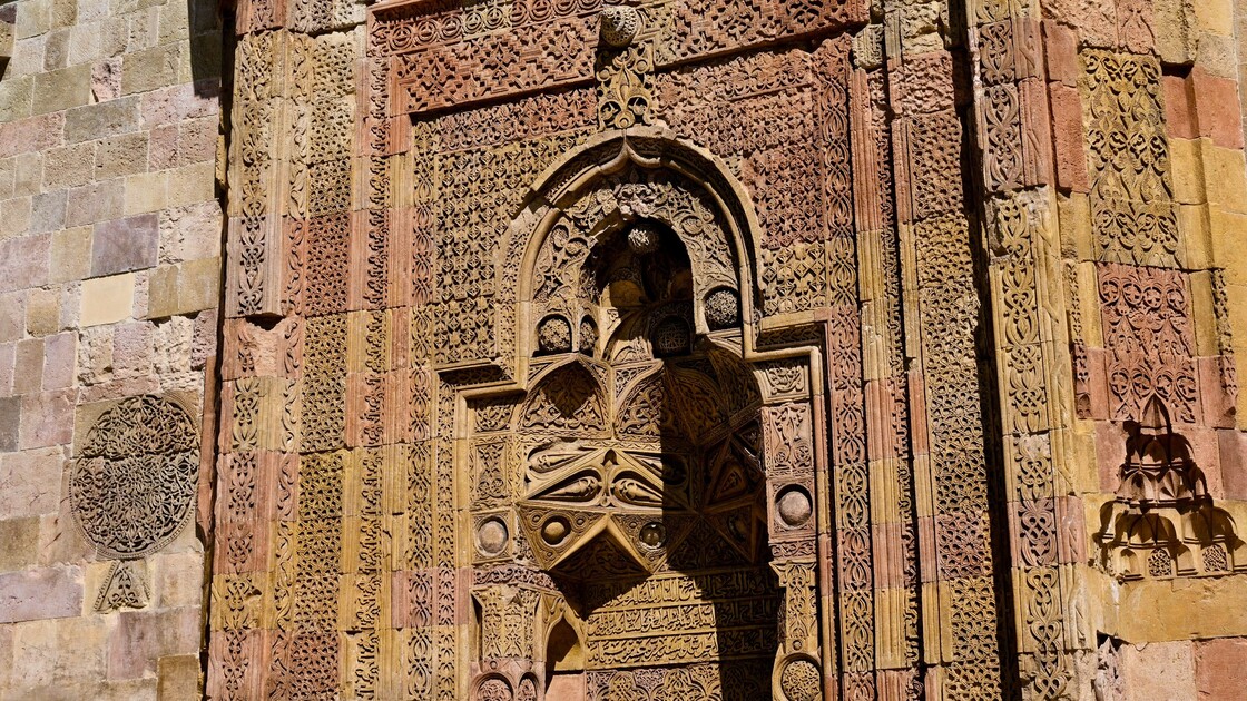 Motif motif işlenen taşlarda gölgeler yüzyıllardır kıyama duruyor