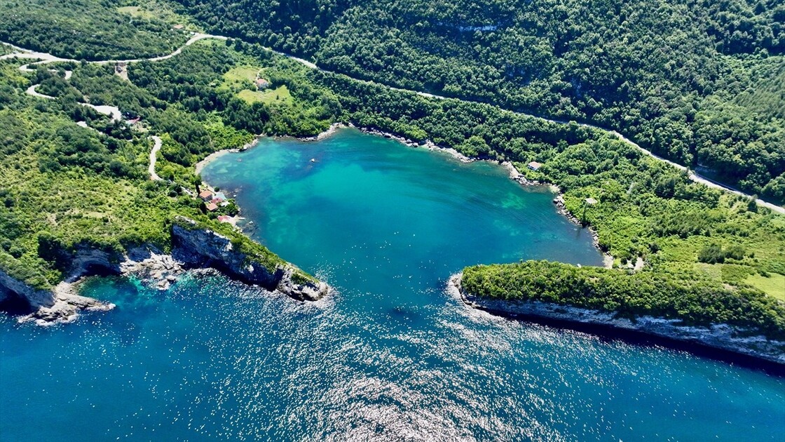 Gideros Koyu doğal güzelliğiyle ziyaretçilerini ağırlıyor