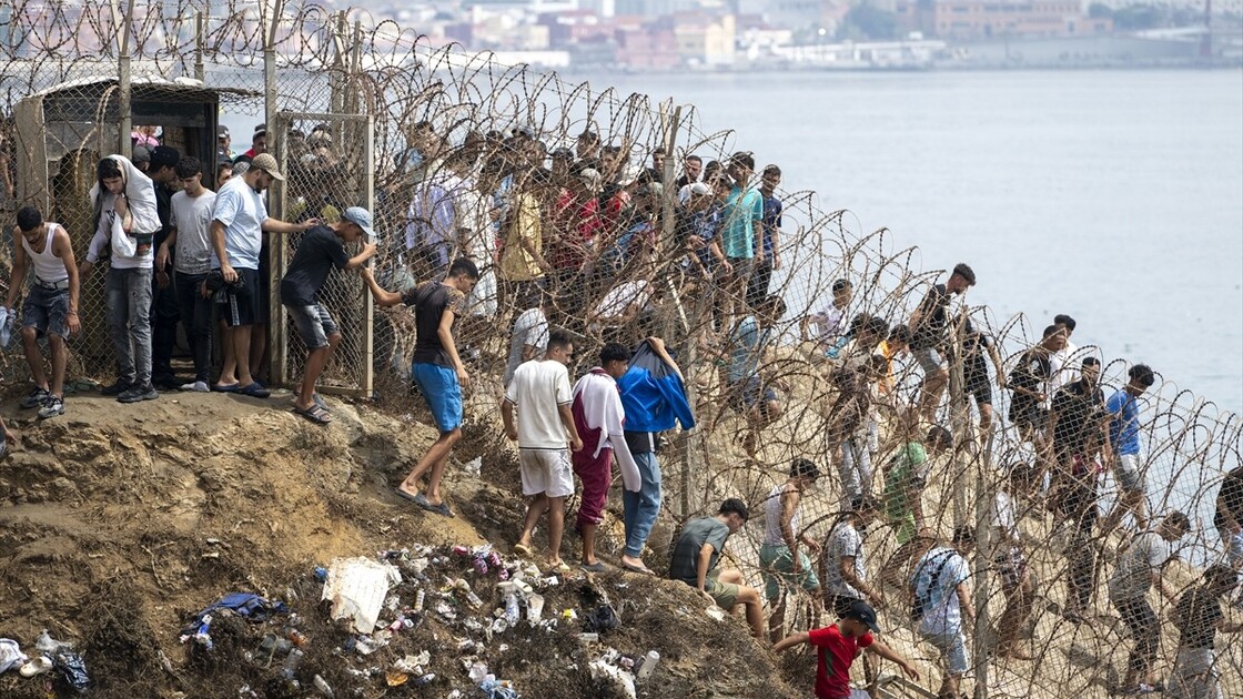 Fas'tan İspanya'nın Sebte şehrine geçen düzensiz göçmenlerin yarıdan fazlası geri döndü