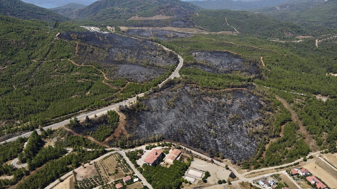Fethiye'de yanan ormanlık alan havadan görüntülendi