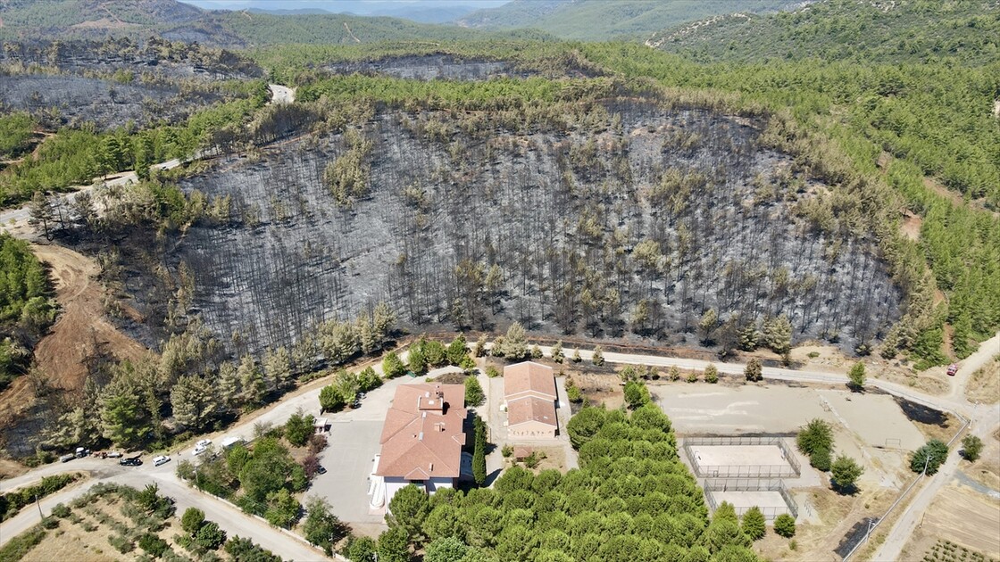 Fethiye'de yanan ormanlık alan havadan görüntülendi
